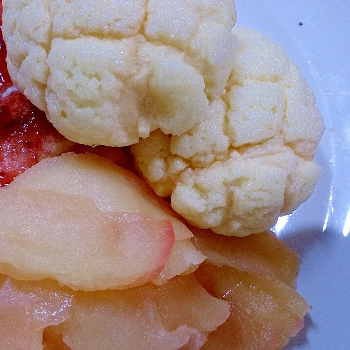 メロンパンとりんごイチゴジャム添えデザートプレート